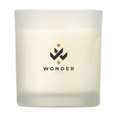 Bougie parfumée en verre au parfum Fuchsia 69 de la marque Janzen. Remplissez votre maison de lumière et d’ambiance, sans oublier votre parfum préféré. Quoi de mieux pour retrouver la sérénité et ajouter une dimension supplémentaire à votre intérieur. La cire de spéciale veille à ce que le parfum se diffuse lentement. Joyeux et provocateur, léger et sensuel, tel est Fuchsia 69. Un pot-pourri composé notamment de jasmin parfumé, de gardénia doux, de carnation et de la « fleur des fleurs » : l'ylang-ylang. Emballé par produit dans un coffret cadeau. Par pièce dans une boîte cadeau.