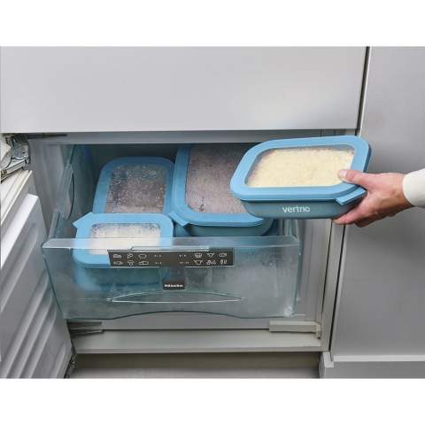 Duurzame, kunststof vershoudbox of lunchbox met deksel, van het merk Mepal. Royaal formaat. Geschikt voor het bewaren, opwarmen en serveren van maaltijden. Hoogwaardige kwaliteit en vrijwel onbreekbaar. Dit maakt dit product uitermate handig als lunchbox. Ideaal voor onderweg of voor een lunch op school of op je werkplek: van boterhammen tot een maaltijd die je opwarmt in de magnetron. De Cirqula is luchtdicht waardoor de inhoud lang vers blijft. Deze multifunctionele box mag in de koelkast, vriezer en magnetron (deksel uitgezonderd). Dankzij de rechthoekige vorm efficiënt op te bergen. BPA-vrij, Food Approved en lekvrij. Geur- en smaakneutraal. Met 2 jaar Mepal fabrieksgarantie. Inhoud 2.000 ml. Made in Holland.  VOORRAAD INFORMATIE: Tot 1.000 stuks beschikbaar binnen 10 werkdagen. Uitzonderingen voorbehouden.
