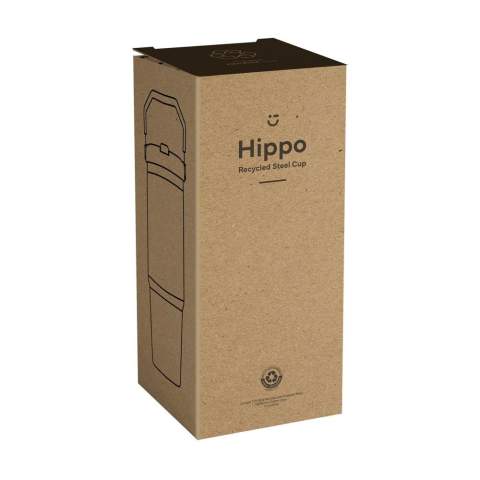 WoW! Grote, dubbelwandige drinkbeker van gerecycled RVS met rietje. De opvallende, stoere beker heeft een grote, draaibare handgreep en een schroefdeksel met een inklapbare drinktuit en een rietje. In deze enorme beker blijft drank voor lange tijd op temperatuur. Geschikt voor koude en warme dranken. Deze beker kan overal mee naartoe. Ideaal voor in de sportschool of op kantoor. Door de conische, smalle bodem past de beker in nagenoeg elke bekerhouder en is hij dus perfect voor onderweg. Niet vaatwasserbestendig. RCS-gecertificeerd. Totaal gerecycled materiaal: 73%. Inhoud 900 ml.