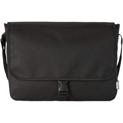 Sac à bandoulière en plastique recyclé PET avec une bandoulière réglable. Comprend un compartiment principal qui se ferme avec un rabat et une fermeture à boucle.