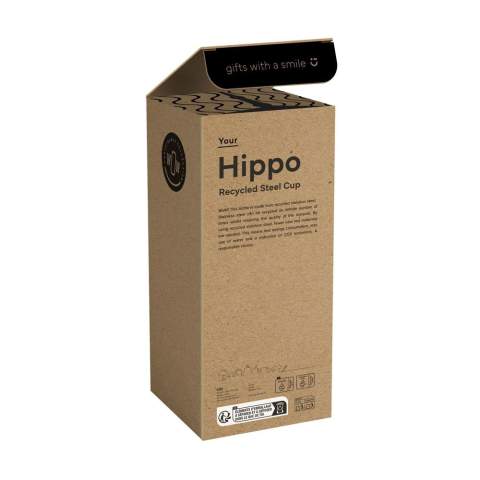 WoW! Grote, dubbelwandige drinkbeker van gerecycled RVS met rietje. De opvallende, stoere beker heeft een grote, draaibare handgreep en een schroefdeksel met een inklapbare drinktuit en een rietje. In deze enorme beker blijft drank voor lange tijd op temperatuur. Geschikt voor koude en warme dranken. Deze beker kan overal mee naartoe. Ideaal voor in de sportschool of op kantoor. Door de conische, smalle bodem past de beker in nagenoeg elke bekerhouder en is hij dus perfect voor onderweg. Niet vaatwasserbestendig. RCS-gecertificeerd. Totaal gerecycled materiaal: 73%. Inhoud 900 ml.