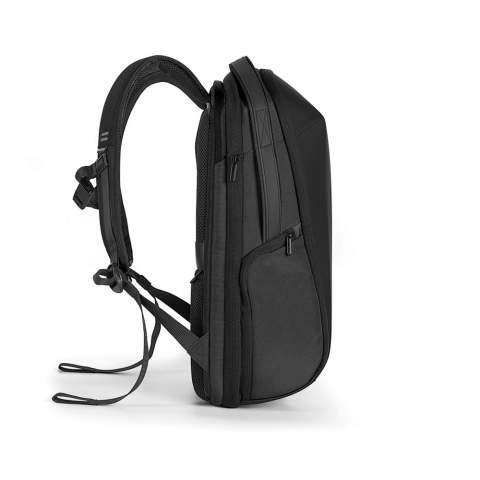 De Bizz rugzak is perfect voor dagelijks gebruik en korte reizen. De rugzak heeft een 180 graden te openen hoofdvak met een uitbreidbaar gedeelte, interne gaasvakken, een geïntegreerd tech-zakje en een afneembare sleutelriem. Het achtervak is beschermd met een waterdichte ritssluiting en heeft een gewatteerde hoes voor een laptop of MacBook tot 16 inch. Er is een overvloed aan gemakkelijk toegankelijke externe vakken, waaronder een vak voor een grote waterfles en een magnetische sluiting. De rugzak is waterafstotend en gemaakt van gerecyclede materialen. Met AWARE™ tracer die het echte gebruik van gerecyclede materialen valideert.<br /><br />FitsLaptopTabletSizeInches: 16.0<br />PVC free: true