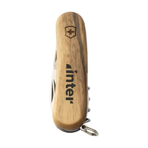 Couteau Suisse original de la marque Victorinox avec poignée en noyer. Chaque couteau est unique grâce au veinage naturel du bois. Les plaques intermédiaires en aluminium dur anodisé et les outils sont fabriqués en acier 100% recyclé. 6 pièces avec 11 fonctions : grand couteau, lime à ongles, tire-bouchon, ouvre-boîte avec petit tournevis de 3 mm, décapsuleur avec grand tournevis de 6 mm, pince à dénuder, alésoir avec poinçon et œillet porte-clés. Comprend un mode d'emploi et une garantie à vie contre les défauts de matériaux et de fabrication.     Victorinox est le symbole mondial de qualité, fiabilité, fonctionnalité et perfection. Attention, la législation en vigueur s'applique concernant la possession et / ou le transport de couteaux ou d'outils multifonctions en public. Emballage par pièce.