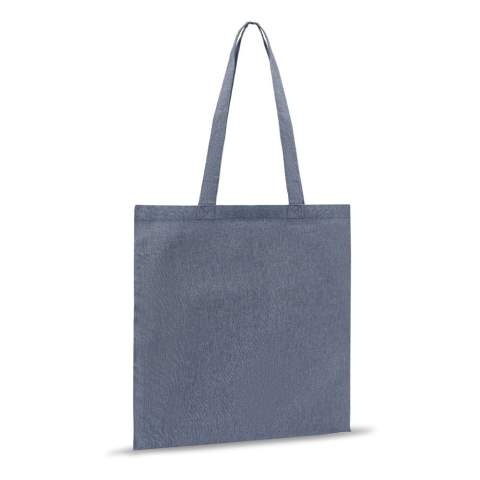 Sac en coton fait à partir de textile recyclé. Les diverses composantes du matériau confèrent au tissu un aspect et une sensation uniques. De légères variations de couleurs sont inévitables et un vrai signe du caractère recyclé de ce sac.