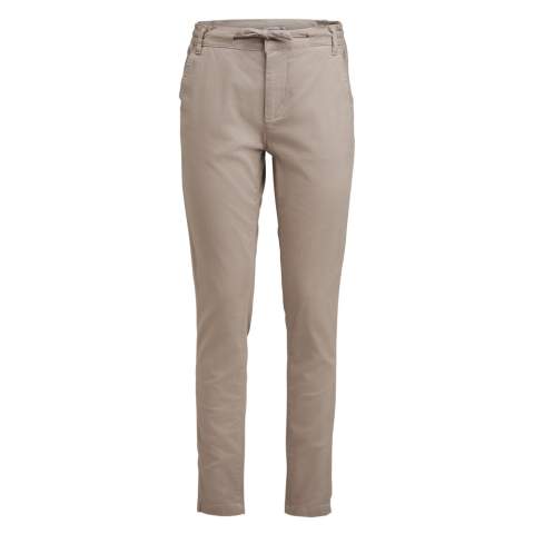 Ontdek het ultieme comfort en  een tijdloze stijl met de Freehold chino, vervaardigd uit 97% biologisch katoen en 3% elastaan voor een onberispelijke stretchkwaliteit en een moderne pasvorm. De tailleband heeft een verborgen drukknoop, een trekkoord en zij-elastieken voor extra comfort. Met twee steekzakken aan de voorzijde en twee achterzakken biedt deze chino zowel stijl als functionaliteit. Met een uitgebreid assortiment aan maten, in totaal 24 verschillende maten, is er voor iedereen een perfecte pasvorm.