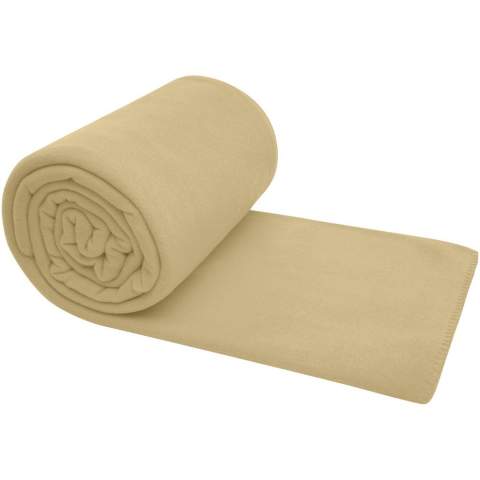 Envoyer un câlin à quelqu'un est facile avec la couverture à carreaux Huggy de 250 x 220 cm. La couverture à carreaux unie est composée à 100 % de polaire 200 g/m², une matière douce et confortable qui fournit rapidement la chaleur nécessaire et retient la chaleur corporelle. Roulez la couverture et rangez-la dans la pochette pratique avec fermeture à cordon pour un rangement facile.