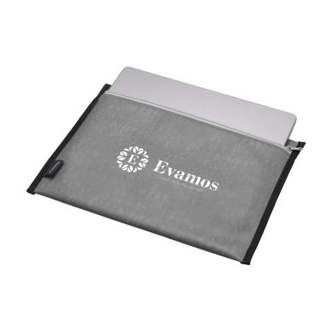 Eine 15,6-Zoll-Laptoptasche der Marke Fraenck. Hergestellt aus upgecyceltem Lederimitat. Das weiche, dicke Futter schützt Ihren Laptop vor Beschädigungen. Beide Seiten der Hülle sind mit Schrägband verstärkt. Ausgestattet mit einem robusten Reißverschluss. Geeignet für die Aufbewahrung und den sicheren Transport eines Laptops oder Tablets bis zu 15,6 Zoll. Made in Holland.