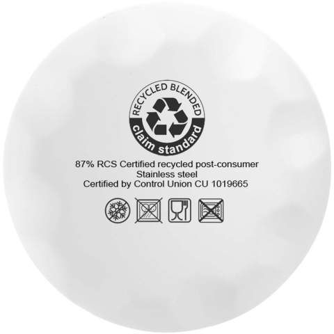 Bouteille en acier inoxydable recyclé certifiée RCS, isolée sous vide, au design emblématique. Dotée d'une base qui s'adapte à la plupart des porte-gobelets, cette bouteille d'eau à l'allure élégante est un article promotionnel parfait. Testé et approuvé en vertu de la législation allemande sur la sécurité alimentaire (LFGB), et testé pour la teneur en phtalates conformément à la réglementation REACH. Capacité de 500 ml. Livrée dans un coffret cadeau en carton recyclé. Garde les boissons chaudes pendant 12 heures et froides pendant 24 heures.