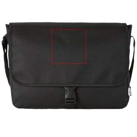 Sac à bandoulière en plastique recyclé PET avec une bandoulière réglable. Comprend un compartiment principal qui se ferme avec un rabat et une fermeture à boucle.