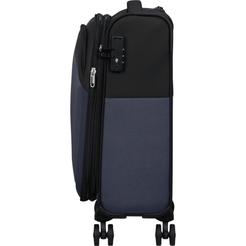 Zet je schrap voor nieuwe avonturen met onze zachte Daring Dash koffers. Met het sportieve en dynamische design in twee kleuren kom jij trendy op elke bestemming. Alle modellen hebben een TSA-slot voor extra veiligheid en zijn gemaakt met een kwalitatieve combinatie van stoffen die zorgt voor stevigheid. Zo zijn jouw spullen goed beschermd tijdens de reis. Je geniet bovendien van meer inpakvolume dankzij de uitbreidbaarheid van de koffers.