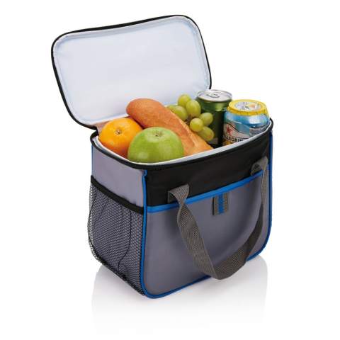 Ganz gleich, ob Sie diese Tasche auf einen Ausflug, zum Picknick oder auf den Campingplatz mitnehmen - diese 210D Polyester Kühltasche bietet ausreichend Stauraum für Ihre Verpflegung. Fasst bis zu 6 Dosen. PVC-frei.