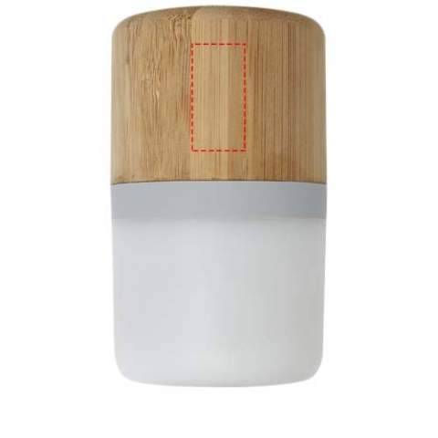 De bamboe Bluetooth® 350 mAh speaker met licht is een kleine speaker met een geweldige geluidskwaliteit in combinatie met een licht dat oplicht wanneer muziek wordt afgespeeld. Biedt tot 2 uur gebruik bij maximaal volume. Bluetooth® versie 5.0 met werkbereik tot 10 meter. Wordt geleverd in een gerecyclede geschenkverpakking en een Type C oplaadkabel.