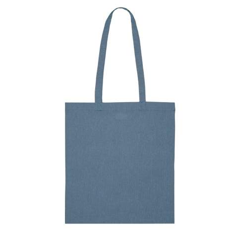 Sac en coton fait à partir de textile recyclé. Les diverses composantes du matériau confèrent au tissu un aspect et une sensation uniques. De légères variations de couleurs sont inévitables et un vrai signe du caractère recyclé de ce sac.
