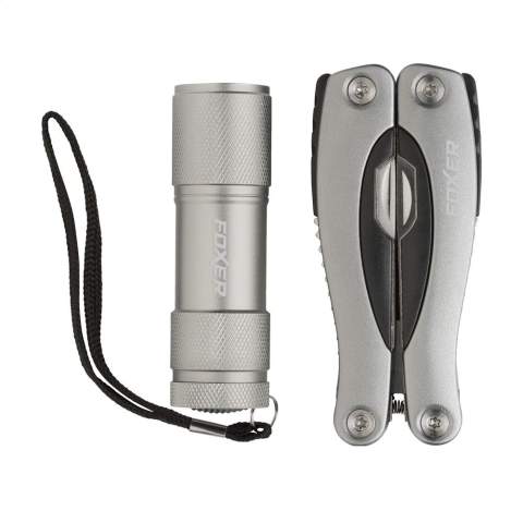 Funktionelles und umfassendes Geschenkset: 9-teiliges Edelstahl Multitool mit 12 Funktionen (Pinzette, Isolierzange, Säge, 2 Schraubenzieher, Dosenöffner, Kapselheber, Feile, Messer, Kreuzschraubenzieher, Fischentschupper, Haken-Entferner) und Aluminiumgriff in Metalloptik. Aluminium Taschenlampe (Ø 2,7 x 9 cm) mit 9 rein-weißen energieeffizienten LEDs und abnehmbarer Schlaufe. Inklusive Batterien. Beachten Sie, dass möglicherweise lokale Vorschriften für den Besitz und / oder das Tragen von Messern oder Multitools in der Öffentlichkeit gelten. Pro Set in einer Verpackung.