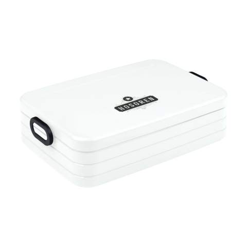 Boîte à lunch très spacieuse et luxueuse en ABS de la marque Mepal. Avec un séparateur amovible et une fermeture pratique à bouton-pression. Le couvercle se ferme parfaitement et est muni d’un joint d’étanchéité pour que le contenu reste frais pendant longtemps. Un produit de haute qualité. Capacité de 1,5 litre. Convient pour un maximum de 8 sandwiches. Approuvée pour les aliments. Ce produit bénéficie d'une garantie fabricant Mepal de 2 ans. Fabriqué en Hollande.      REMARQUE : jusqu'à 1000 articles disponibles sous 10 jours ouvrés hors marquage, à l exception des réservations.