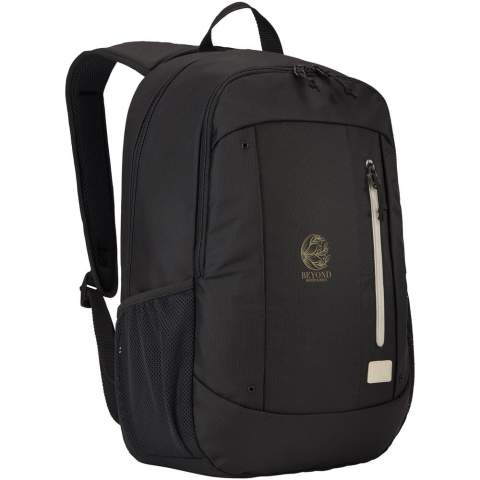 Strakke rugzak voor gebruikers die efficiënt elektronica en dagelijkse benodigdheden willen inpakken. Het hoofdcompartiment biedt ruimte voor een 15,6" laptop en er is ook een speciale pocket voor een tablet. Gemaakt van 100% gerecycled polyester en gerecycled dobby-materiaal. Voorzien van een voorvak voor gemakkelijke toegang tot kleine items en een interne kabelopbergruimte geschikt voor telefoonladers of kleine kabels om ze georganiseerd te houden. Ook uitgerust met handige mesh zijvakken voor waterflessen.