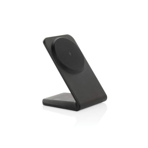 Der 15W magnetische kabellose Ladeständer VoltPerch bietet nahtloses Laden mit einer leistungsstarken Leistung von 15W und einem sicheren Magnethalt für Mobilgeräte. Seine 15 hochwertigen Magnete sorgen für eine perfekte Ausrichtung und effizientes Laden, egal ob in horizontaler oder vertikaler Position. Die Silikonpolster an der Unterseite sorgen für Stabilität auf jeder Oberfläche, während eine integrierte Ladeanzeige Sie auf dem Laufenden hält. Das Gehäuse besteht aus RCS-zertifiziert recyceltem ABS-Kunststoff. RCS (Recycled Claim Standard) ist ein Standard zur Überprüfung des Recyclinganteils eines Produkts über die gesamte Lieferkette hinweg. Gesamtanteil an recyceltem Material: 47% bezogen auf das Gesamtgewicht des Artikels. Der Charger ist PVC-frei und in einer FSC-zertifizierten Kraftbox verpackt. Der Ständer enthält ein 120cm langes USB-C-zu USB-C-Kabel aus RCS-zertifiziert recyceltem TPE. USB-C Input: 9V/2,22A.<br /><br />WirelessCharging: true<br />PVC free: true