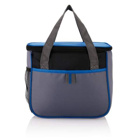 Ganz gleich, ob Sie diese Tasche auf einen Ausflug, zum Picknick oder auf den Campingplatz mitnehmen - diese 210D Polyester Kühltasche bietet ausreichend Stauraum für Ihre Verpflegung. Fasst bis zu 6 Dosen. PVC-frei.