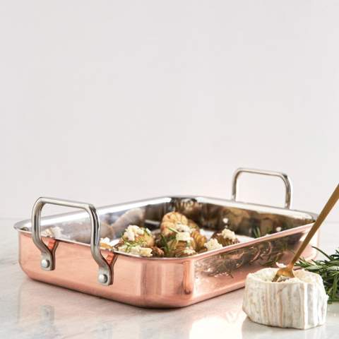 Exclusieve drie-laags koperen braadslee/ovenschaal. De eerste laag is de koperen buitenkant, en de binnenkant bestaat uit een laag aluminium en een laag roestvrij staal, waardoor hij gemakkelijk schoon te maken is. De lagen koper en aluminium geleiden de warmte goed, waardoor de pan snel en gelijkmatig opwarmt.