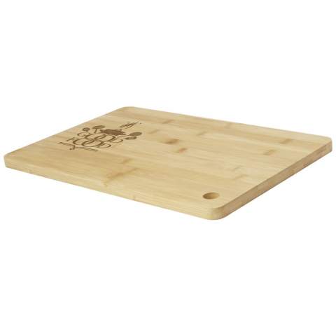 Planche à découper en bambou dont l'origine et la production sont conformes aux normes de durabilité. La planche peut également être utilisée pour servir des tapas.