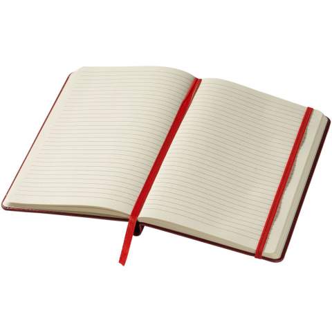 A5 Notizbuch mit 80 Blatt cremefarbigem liniertem Papier (70 g/m²) mit passendem Leseband und Gummibandverschluss. Mit silbernem Kugelschreiber in der Stiftschlaufe.