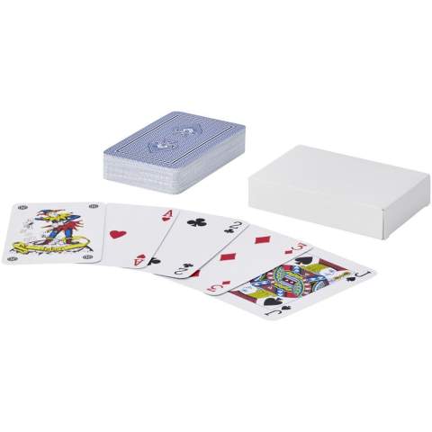 Jeu de cartes classique en papier certifié avec 54 cartes à jouer (dont 2 jokers). Livré dans une boîte en papier certifié issu de sources durables. Avertissement ! Ne convient pas aux enfants de moins de trois ans. Petites pièces. Risque d'étouffement.