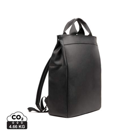 Sac à dos pour usage quotidien au design et look élégant. Dispose d'un compartiment rembourré pour ordinateur pour une protection supplémentaire. Peut être transporté comme sac fourre-tout ou comme sac à dos, ce qui le rend polyvalent. L'extérieur du sac à dos est en PU recyclé et la doublure intérieure est en matériaux recyclés. Fabriqué à partir de 35% de matériaux recyclés certifiés RCS (Recycled Claim Standard), garantissant une chaîne d'approvisionnement entièrement certifiée des matériaux recyclés utilisés. Le contenu recyclé total est basé sur le poids total du produit, reflétant notre engagement envers un approvisionnement responsable. Ce produit contient 27% de polyester recyclé certifié RCS et 8% de PU recyclé certifié RCS.Convient aux ordinateurs d'une taille totale de 17 pouces. Veuillez noter que les dimensions de l'écran ne sont pas les mêmes que celles de l'ordinateur entier.