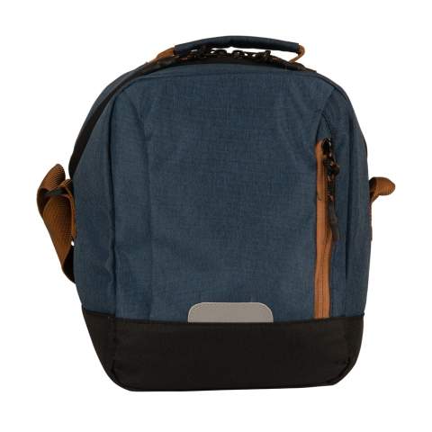 Sac isotherme tendance avec bandoulière réglable. La grande ouverture facilite le chargement et l'accès au compartiment principal. La poche à fermeture éclair sur le devant permet de ranger les petits effets personnels en toute sécurité.