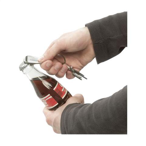 Schlüsselanhänger mit Flaschenöffner aus Mattstahl. Wird einzeln in einem Umschlag aus Kraftpapier geliefert.