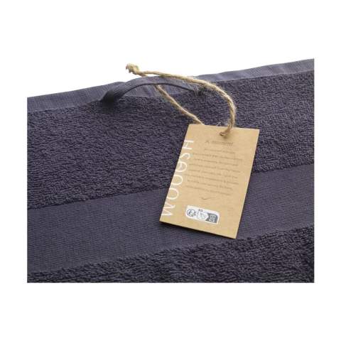 Cette serviette de bain de la marque Wooosh est composée à 50% de coton recyclé et à 50% de coton. La serviette a une boucle pratique et une bande tissée et elle est magnifiquement finie avec une bordure en coton. La douceur de l'éponge au tissage serré donne une sensation de luxe et de confort après une douche revigorante ou un bain chaud. Les fibres des 400 grammes de coton éponge absorbent très bien l'humidité et sont agréables sur la peau pendant le séchage. Ce textile de salle de bain a un look intemporel et s'intègre dans tous les intérieurs. Ce produit est certifié GRS et fabriqué avec une attention particulière portée aux personnes et à l'environnement.
