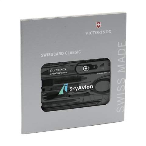 Swisscard. Dit product van Victorinox staat voor kwaliteit. In de kunststof SwissCard, die ook als liniaal (7,5 cm en 3 inches) te gebruiken is, tref je een aantal praktische voorwerpen aan: schaar, schroevendraaier, mes, nagelvijl met schroevendraaier, tandenstoker, pincet, balpen en knopspeld. Gemakkelijk mee te nemen. Afm. 8,1 x 5,3 x 0,4 cm. Per stuk in een speciaal ontworpen doosje. Afm. 12 x 12 x 0,7 cm. 76 g. Inclusief gebruiksaanwijzing en levenslange garantie.
