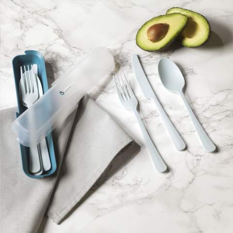 6-piece, reusable plastic cutlery set from the Circulware brand. The set consists of 2 spoons, 2 forks and 2 serrated knives. Extremely suitable for hiking, camping or on the go. Lightweight, practical and handy. Dishwasher-safe. Hand washing is recommended to preserve the print. Microwave safe. 100% recyclable. This set contributes to a circular economy. Supplied per set in a sturdy, matching storage case. Dutch design. Made in Holland.