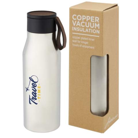 Kupfer vakuumisolierte Edelstahlflasche mit klassischem und elegantem Design. Verfügt über ein PU Kunststoff-Lederimitatband und ein Detail auf dem Deckel. Ideal geeignet für eine Lasergravur, bei der das Logo in Silber hervorgehoben wird, was einen schönen visuellen Effekt erzeugt. Dank der doppelwandigen Kupfer-Vakuum Isolierung aus 18/8 Edelstahl bleiben die Getränke mehrere Stunden lang heiß oder kalt. Geprüft und zugelassen nach deutschem Lebensmittelsicherheitsgesetz (LFGB) und auf Phthalatgehalt gemäß REACH Verordnung getestet. Das Fassungsvermögen beträgt 500 ml. Verpackt in einer Geschenkbox aus Recyclingkarton.