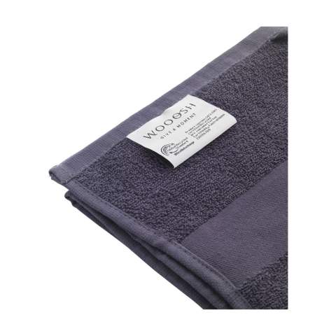 Cette serviette de bain de la marque Wooosh est composée à 50% de coton recyclé et à 50% de coton. La serviette a une boucle pratique et une bande tissée et elle est magnifiquement finie avec une bordure en coton. La douceur de l'éponge au tissage serré donne une sensation de luxe et de confort après une douche revigorante ou un bain chaud. Les fibres des 400 grammes de coton éponge absorbent très bien l'humidité et sont agréables sur la peau pendant le séchage. Ce textile de salle de bain a un look intemporel et s'intègre dans tous les intérieurs. Ce produit est certifié GRS et fabriqué avec une attention particulière portée aux personnes et à l'environnement.