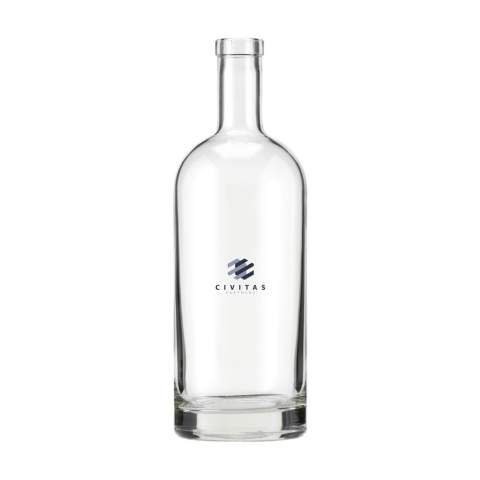 Stilvolle Glaswasserflasche mit stabilem Boden. Das zeitlose Design macht diese Flasche ideal als Tischflasche und besonders geeignet für den Einsatz in der Gastronomie. Die Flasche ist spülmaschinenfest. Um den Aufdruck zu erhalten, wird Waschen von Hand empfohlen. Fassungsvermögen 1L.