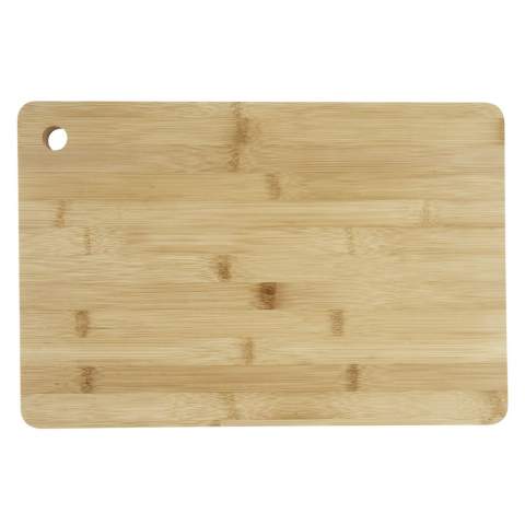 Snijplank gemaakt van bamboe die is ingekocht en geproduceerd volgens duurzame normen. De plank kan ook worden gebruikt voor het serveren van tapas.