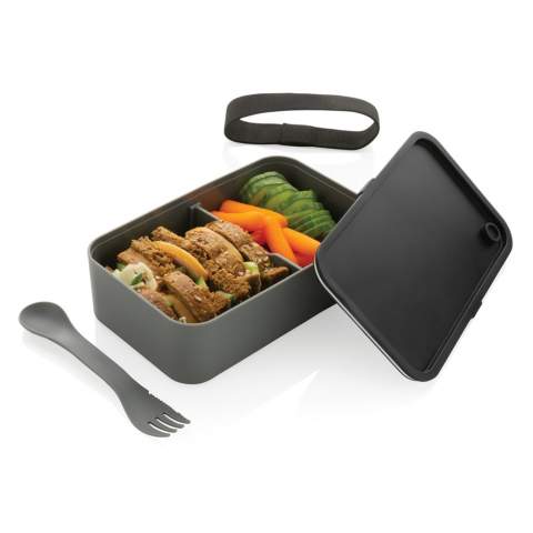 This stylish and sturdy lunchbox fits perfectly with a healthy lifestyle! It is big enough for carrying sandwiches and delicious salads. Made with 93% GRS certified recycled PP, GRS certification ensures a completely certified supply chain of the recycled materials. Including a handy spork and elastic strap. Capacity 0.8 litre. The lunch box is easy to clean, but should not be put in the dishwasher or used in the microwave.