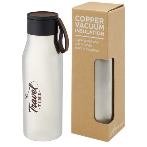 Kupfer vakuumisolierte Edelstahlflasche mit klassischem und elegantem Design. Verfügt über ein PU Kunststoff-Lederimitatband und ein Detail auf dem Deckel. Ideal geeignet für eine Lasergravur, bei der das Logo in Silber hervorgehoben wird, was einen schönen visuellen Effekt erzeugt. Dank der doppelwandigen Kupfer-Vakuum Isolierung aus 18/8 Edelstahl bleiben die Getränke mehrere Stunden lang heiß oder kalt. Geprüft und zugelassen nach deutschem Lebensmittelsicherheitsgesetz (LFGB) und auf Phthalatgehalt gemäß REACH Verordnung getestet. Das Fassungsvermögen beträgt 500 ml. Verpackt in einer Geschenkbox aus Recyclingkarton.
