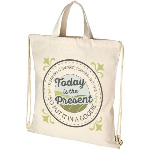Sac à dos en mélange de coton et polyester recyclé 210 g/m². Le coton recyclé est fabriqué à partir de déchets de pré-consommation générés par les usines textiles pendant le processus de coupe. Grand compartiment principal avec fermeture à cordon en coton. Comprend deux poignées avec une hauteur abaissable de 14 cm. Résistance aux charges de 5 kg. Il peut y avoir des variations mineures dans la couleur du produit en raison de la nature du processus de production.