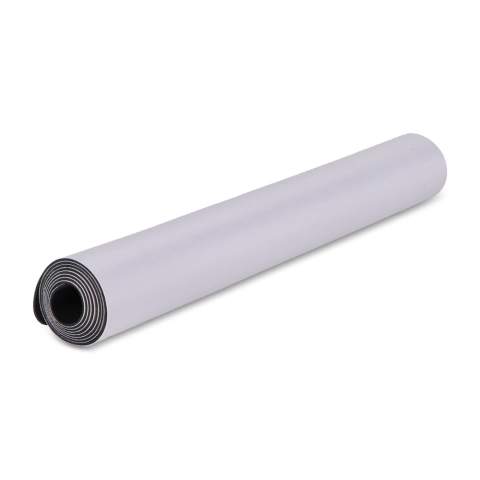 Diese Yogamatte bietet Komfort und Stabilität für Ihre Praxis. Sie lässt sich mit farbenfrohem Sublimationsdruck individuell gestalten und eignet sich ideal für großflächige Designs oder Logos. Die strapazierfähige Gummibasis sorgt für sicheren, rutschfesten Halt und unterstützt Sie in Posen wie dem herabschauenden Hund oder dem Krieger.