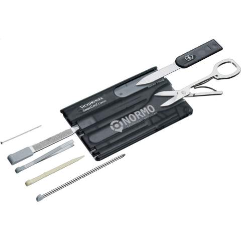 Swisscard. Dit product van Victorinox staat voor kwaliteit. In de kunststof SwissCard, die ook als liniaal (7,5 cm en 3 inches) te gebruiken is, tref je een aantal praktische voorwerpen aan: schaar, schroevendraaier, mes, nagelvijl met schroevendraaier, tandenstoker, pincet, balpen en knopspeld. Gemakkelijk mee te nemen. Afm. 8,1 x 5,3 x 0,4 cm. Per stuk in een speciaal ontworpen doosje. Afm. 12 x 12 x 0,7 cm. 76 g. Inclusief gebruiksaanwijzing en levenslange garantie.
