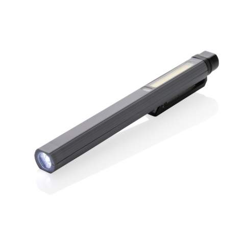 Lampe de poche au format stylo avec COB, LED et lumière bleue très lumineuse, fabriquée en plastique ABS recyclé certifié RCS. Contenu recyclé total : 33 % sur la base du poids total de l'article. La certification RCS garantit une chaîne d'approvisionnement entièrement certifiée pour les matériaux recyclés.  La lampe de travail utilise une batterie au lithium 460 mAh rechargeable de classe A. Il n'est donc pas nécessaire de remplacer les piles. Il suffit de la recharger via une prise USB. La lampe de travail est équipée d'une lampe COB de 260 lumens, d'une LED de 80 lumens et d'une lumière bleue. Avec 4 modes : COB, COB 50%, lumière LED et lumière bleue. Clip à l'arrière. Port de type C pour la recharge. Durée de fonctionnement avec une seule charge : 3 heures.<br /><br />Lightsource: COB LED<br />PVC free: true
