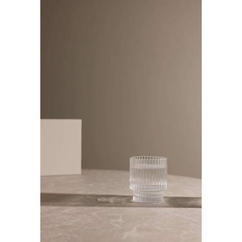Découvrez l'équilibre parfait entre fonctionnalité et élégance avec nos verres à pied. Le design intemporel aux lignes classiques et épurées convient à tous les types d'occasions où vous souhaitez servir des boissons rafraîchissantes. Les verres passent au lave-vaisselle et sont empilables, ce qui permet de maximiser l'espace de rangement. Fabriqués en verre sodocalcique. Capacité de 250 ml. Boissons froides uniquement.