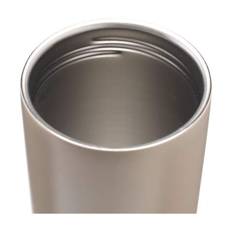 WoW! Gourde isotherme à double paroi en acier inoxydable recyclé. Cette bouteille étanche  est dotée d'une boucle de transport en silicone et dispose de 2 ouvertures avec bouchon à vis : une ouverture pour boire et une ouverture plus grande pour faciliter le nettoyage ou ajouter des glaçons. S'adapte à la plupart des porte-gobelets et est recouvert d'un magnifique revêtement en poudre. Parfait pour maintenir les boissons froides ou chaudes à la bonne température. Ne passe pas au lave-vaisselle. Certifiée-RCS. Matière recyclée totale : 80%. Capacité 600 ml.     L'inox peut être recyclé de nombreuses fois tout en conservant en grande partie la qualité du matériau. En utilisant de l'acier inoxydable recyclé, on a besoin de moins de nouvelles matières premières. Cela signifie moins de consommation d'énergie et moins d'utilisation d'eau. Chaque article est fourni dans une boite individuelle en papier kraft marron.