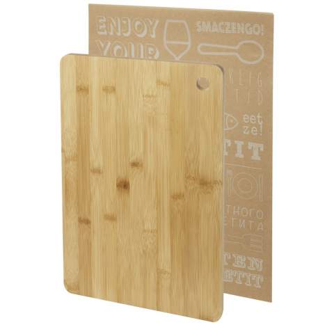 Schneidebrett aus Bambus, das nach nachhaltigen Standards bezogen und produziert wird. Das Brett kann auch zum Servieren von Tapas verwendet werden.