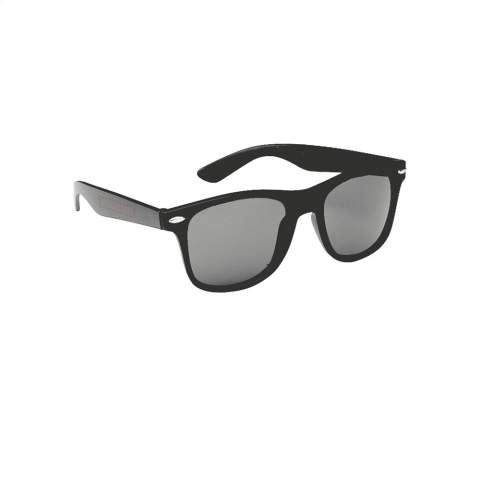 Stoere zonnebril met luxe, matzwart frame en glazen met UV 400 bescherming (volgens Europese normen).
