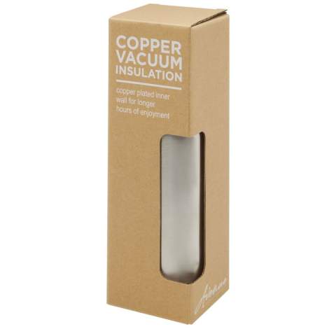 Kupfer vakuumisolierte Edelstahlflasche mit klassischem und elegantem Design. Verfügt über ein PU Kunststoff-Lederimitatband und ein Detail auf dem Deckel. Ideal geeignet für eine Lasergravur, bei der das Logo in Silber hervorgehoben wird, was einen schönen visuellen Effekt erzeugt. Dank der doppelwandigen Kupfer-Vakuum Isolierung aus 18/8 Edelstahl bleiben die Getränke mehrere Stunden lang heiß oder kalt. Geprüft und zugelassen nach deutschem Lebensmittelsicherheitsgesetz (LFGB) und auf Phthalatgehalt gemäß REACH Verordnung getestet. Das Fassungsvermögen beträgt 500 ml. Verpackt in einer Geschenkbox aus Recyclingkarton.