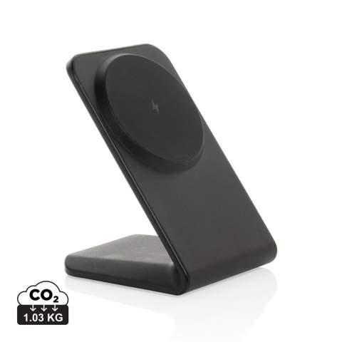 Der 15W magnetische kabellose Ladeständer VoltPerch bietet nahtloses Laden mit einer leistungsstarken Leistung von 15W und einem sicheren Magnethalt für Mobilgeräte. Seine 15 hochwertigen Magnete sorgen für eine perfekte Ausrichtung und effizientes Laden, egal ob in horizontaler oder vertikaler Position. Die Silikonpolster an der Unterseite sorgen für Stabilität auf jeder Oberfläche, während eine integrierte Ladeanzeige Sie auf dem Laufenden hält. Das Gehäuse besteht aus RCS-zertifiziert recyceltem ABS-Kunststoff. RCS (Recycled Claim Standard) ist ein Standard zur Überprüfung des Recyclinganteils eines Produkts über die gesamte Lieferkette hinweg. Gesamtanteil an recyceltem Material: 47% bezogen auf das Gesamtgewicht des Artikels. Der Charger ist PVC-frei und in einer FSC-zertifizierten Kraftbox verpackt. Der Ständer enthält ein 120cm langes USB-C-zu USB-C-Kabel aus RCS-zertifiziert recyceltem TPE. USB-C Input: 9V/2,22A.<br /><br />WirelessCharging: true<br />PVC free: true