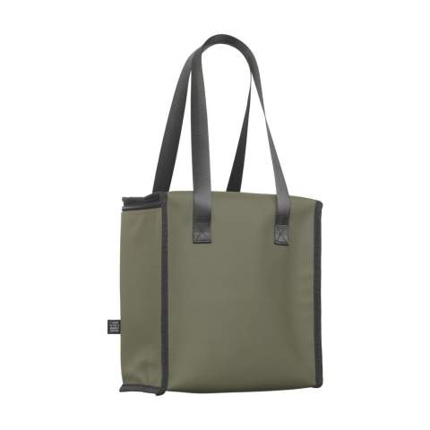 WoW! Stevige en stoere koeltas gemaakt van waterafstotend PU, 7% gerecycled PU en 15% gerecycled polyester. Het materiaal kan tegen een stootje en is bovendien gemakkelijk schoon te houden. De binnenzijde van de tas is bekleed met aluminiumfolie voor het koelhouden van de inhoud. De koeltas heeft een ritssluiting en twee stevige handgrepen. Aan de voorzijde zit een extra opbergvak - handig voor je telefoon, portemonnee of iets anders dat niet koel bewaard hoeft te worden. RCS-gecertificeerd. Totaal gerecycled materiaal: 22%. Inhoud ca. 9 liter.