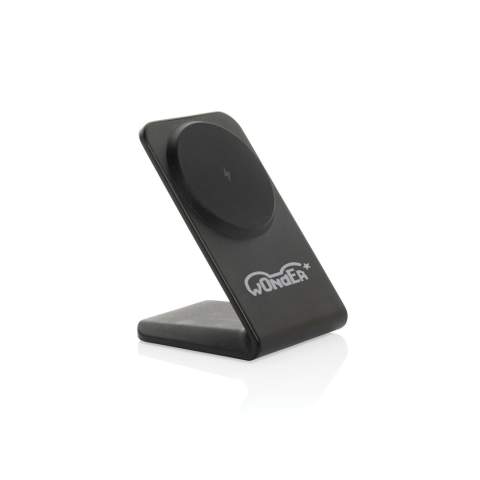 Der 15W magnetische kabellose Ladeständer VoltPerch bietet nahtloses Laden mit einer leistungsstarken Leistung von 15W und einem sicheren Magnethalt für Mobilgeräte. Seine 15 hochwertigen Magnete sorgen für eine perfekte Ausrichtung und effizientes Laden, egal ob in horizontaler oder vertikaler Position. Die Silikonpolster an der Unterseite sorgen für Stabilität auf jeder Oberfläche, während eine integrierte Ladeanzeige Sie auf dem Laufenden hält. Das Gehäuse besteht aus RCS-zertifiziert recyceltem ABS-Kunststoff. RCS (Recycled Claim Standard) ist ein Standard zur Überprüfung des Recyclinganteils eines Produkts über die gesamte Lieferkette hinweg. Gesamtanteil an recyceltem Material: 47% bezogen auf das Gesamtgewicht des Artikels. Der Charger ist PVC-frei und in einer FSC-zertifizierten Kraftbox verpackt. Der Ständer enthält ein 120cm langes USB-C-zu USB-C-Kabel aus RCS-zertifiziert recyceltem TPE. USB-C Input: 9V/2,22A.<br /><br />WirelessCharging: true<br />PVC free: true